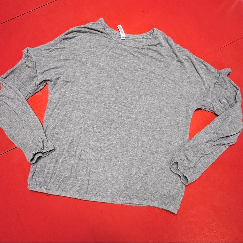 GILLIGAN OMALLEY GRAY LONG SLEEVE TOP RUFFLE SHOULDERS MINOR SIGNS OF WEAR